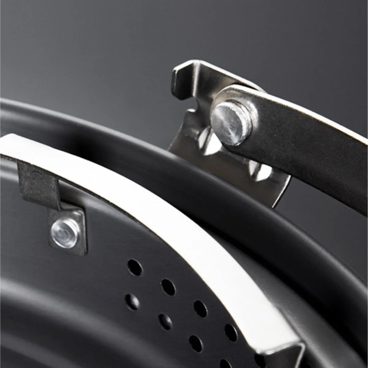 Camping Kitchen Utensil Outdoor Camping Cooking Equipment Camping Cooker Hanging Pot Barbecue Party Steamer for Outdoor Cooking(330x275mm)